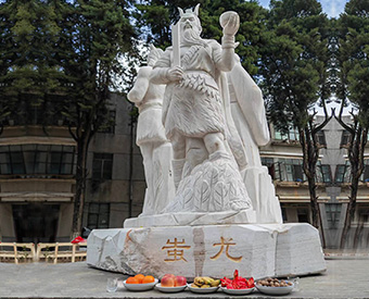 云南石雕黃帝、炎帝、蚩尤雕塑安裝效果展示