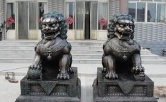 銅獅子雕塑應(yīng)該怎樣擺放？